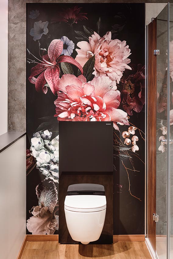 Moderne Toilette mit Blumen- Wandmuster